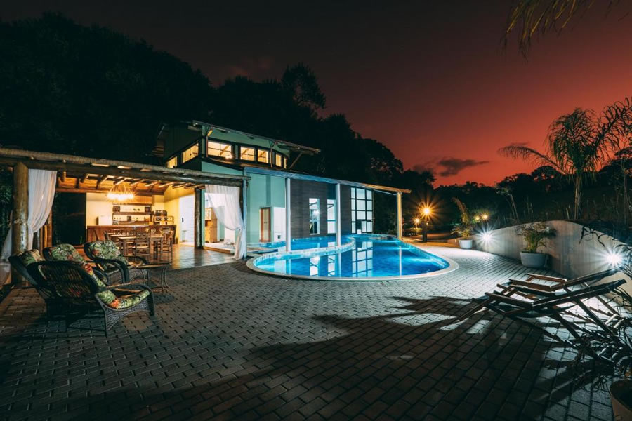 Piscina, restaurante e área de lazer. :: Pousada Trem Chic