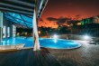 Visão noturna piscina e área de lazer. :: Pousada Trem Chic - Foto 11