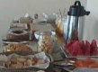 Mesa farta de opções em biscoitos, bolos, pães, todos feitos com carinho pela proprietária da pousada. :: Pousada Licuri - Foto 7 Mesa farta de opções em biscoitos, bolos, pães, todos feitos com carinho pela proprietária da pousada. :: Pousada Licuri - Foto 7
